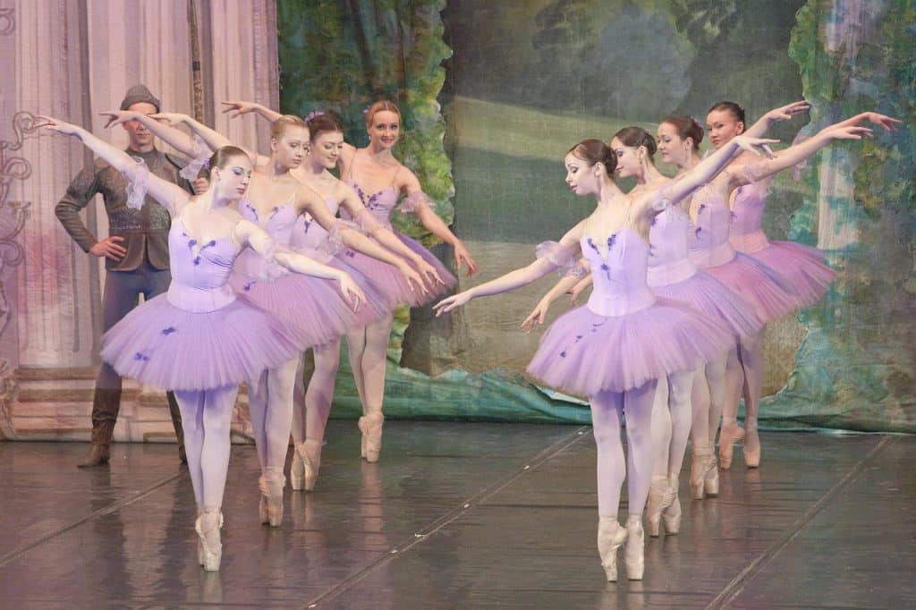 Ballerinas bei einer Aufführung in fliederfarbenen Tütüs