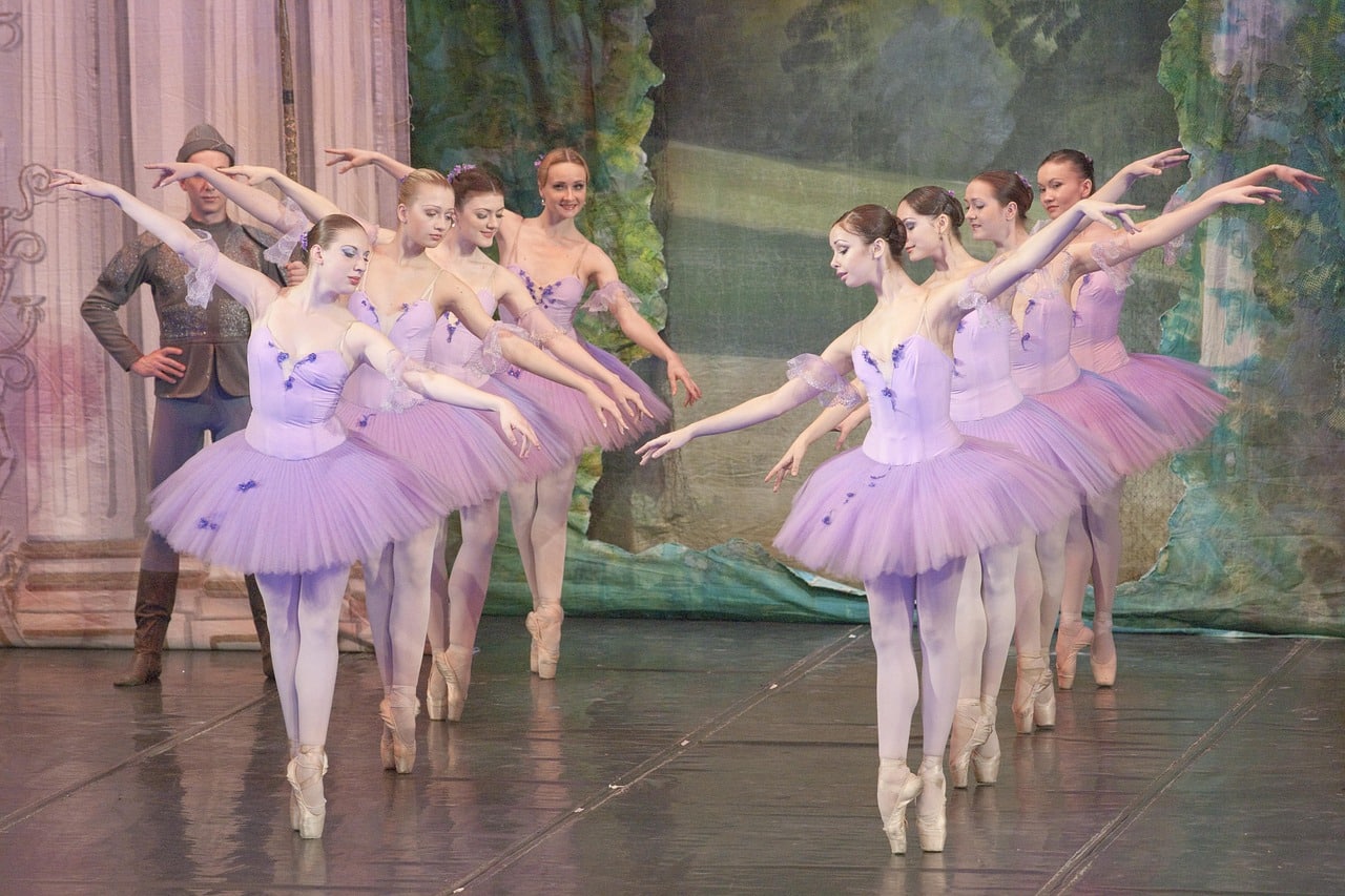 Ballerinas bei einer Aufführung in fliederfarbenen Tütüs